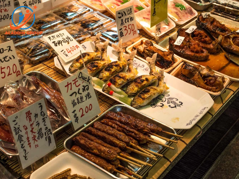 Quầy bán đồ ăn tại chợ Nishiki
