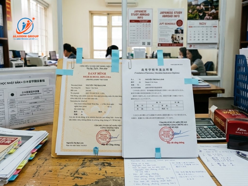 Hình ảnh bằng cấp và học bạ được dịch thuật công chứng tư pháp sang tiếng Nhật, đáp ứng yêu cầu pháp lý về cần bằng gì để du học Nhật.
