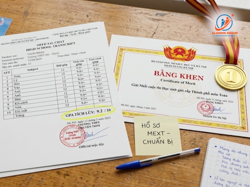 Hình ảnh bảng điểm GPA xuất sắc và các giấy khen thành tích, yếu tố cốt lõi giúp học sinh thỏa mãn điều kiện học bổng du học Nhật Bản.