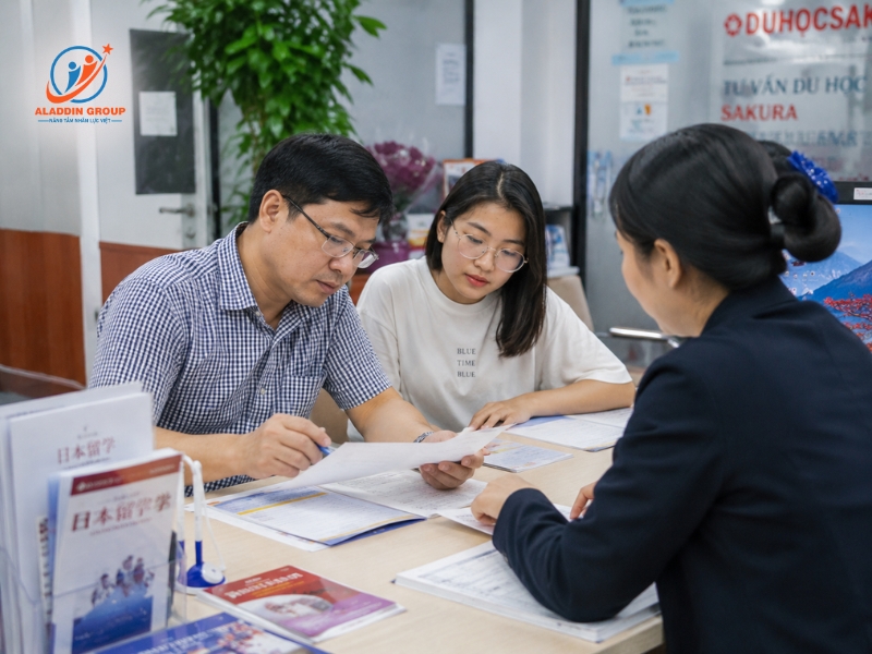Hình ảnh phụ huynh và du học sinh đang lo lắng thảo luận cùng chuyên gia để giải quyết bài toán khó về điều kiện tài chính du học Nhật.